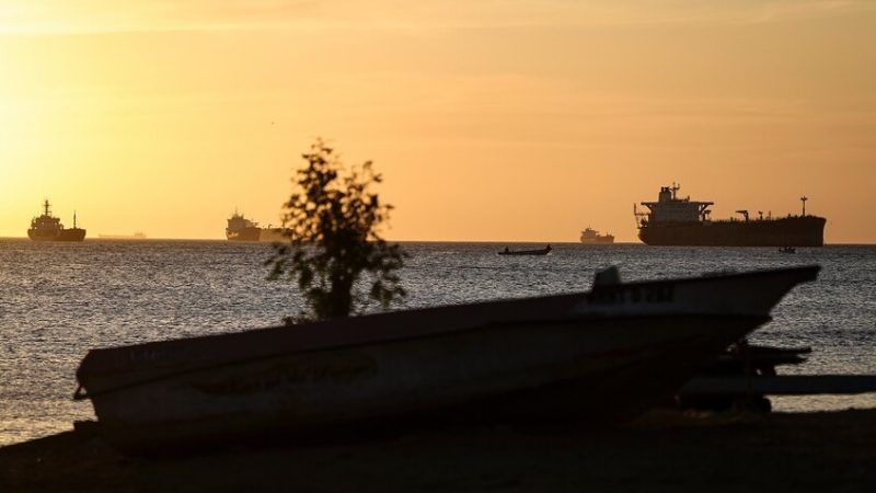 تسرب نفطي إثر انفجار كبير في ناقلة متوقفة قبالة ‌سواحل الكويت