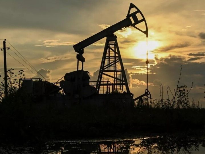 أسعار النفط تتجاوز 80 دولارا للبرميل لأول مرة منذ عام 2025