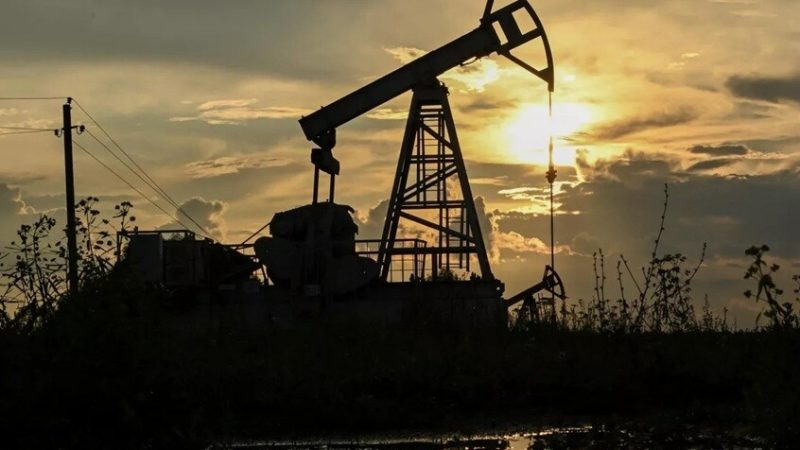 أسعار النفط تتجاوز 80 دولارا للبرميل لأول مرة منذ عام 2025