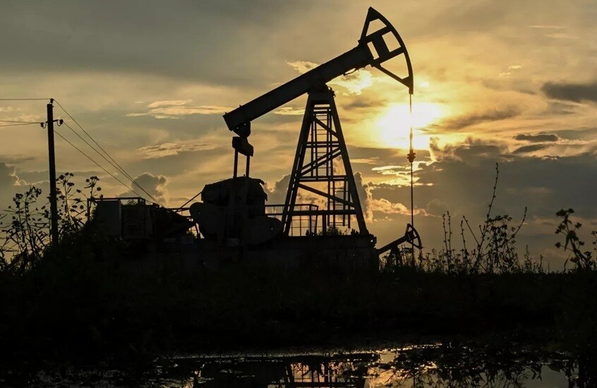 أسعار النفط تتجاوز 80 دولارا للبرميل لأول مرة منذ عام 2025