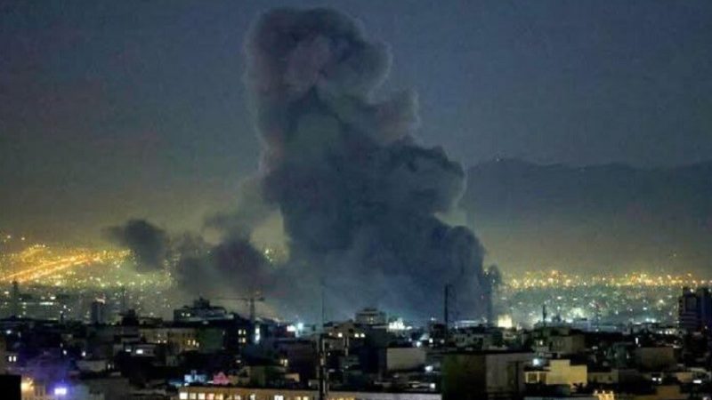 إعلام إيراني: غارات أمريكية إسرائيلية تشعل سماء طهران وسماع دوي انفجارات غرب المدينة