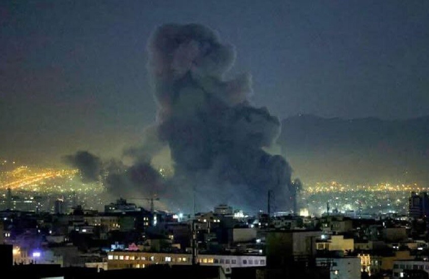 إعلام إيراني: غارات أمريكية إسرائيلية تشعل سماء طهران وسماع دوي انفجارات غرب المدينة