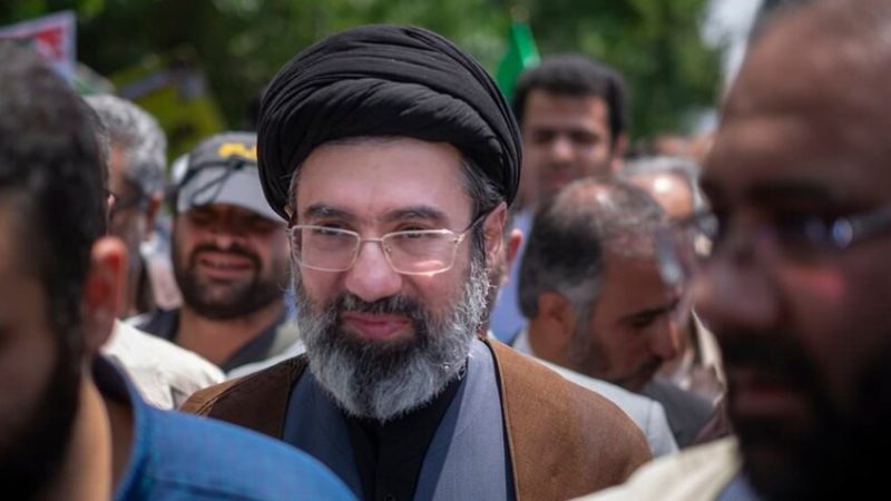 الإعلام البريطاني يثير ضجة بعد طرح اسم المرشد الإيراني المقبل