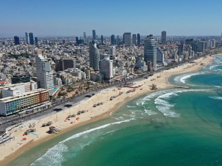 الجيش الإيراني يعلن ضرب أهداف إسرائيلية في حيفا وتل أبيب وأمريكية بالكويت