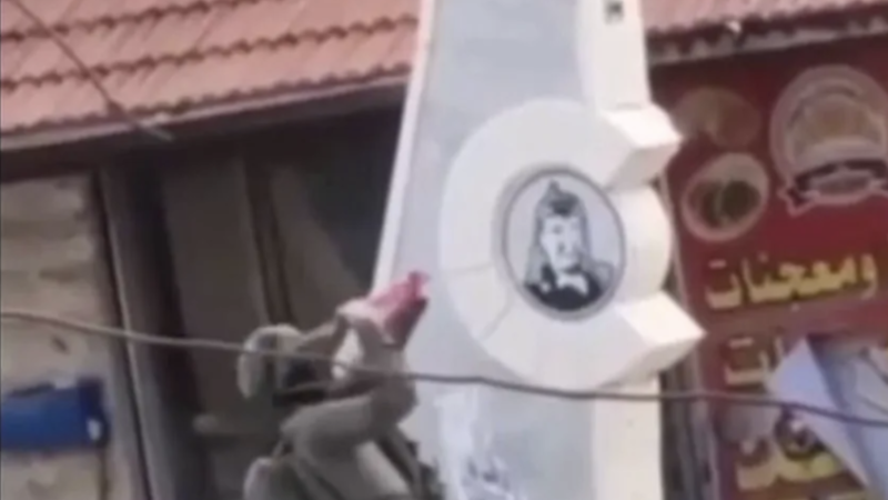 الجيش الإسرائيلي يوقف جنديا بعد تخريبه نصب ياسر عرفات في الضفة الغربية