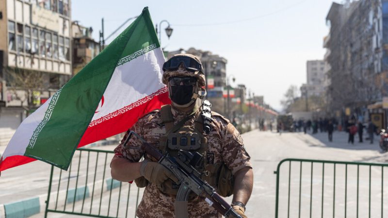 الاستخبارات الإيرانية تعلن اعتقال 50 شخصا من “الجماعة الملكية” وتوجه تحذيرا لـ”عيون إسرائيل”