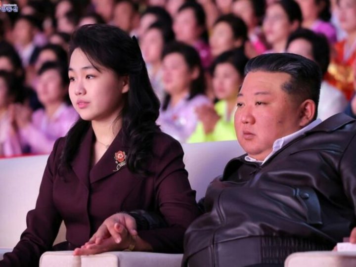 لحظة عائلية دافئة.. زعيم كوريا الشمالية مع زوجته وابنته في حفل تكريم النساء