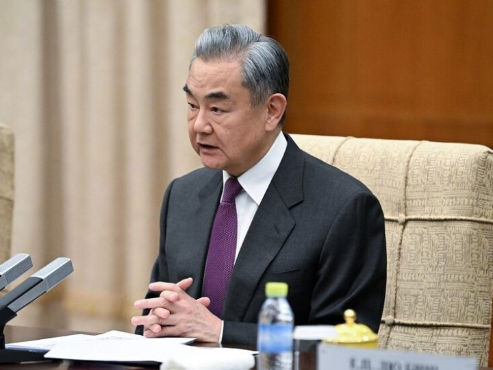 وانغ يي حول الصراع في الشرق الأوسط: قوة القبضة القوية لا تعني بالضرورة قوة الحجة