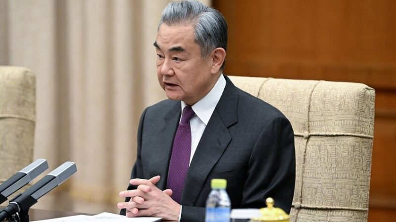 وانغ يي حول الصراع في الشرق الأوسط: قوة القبضة القوية لا تعني بالضرورة قوة الحجة