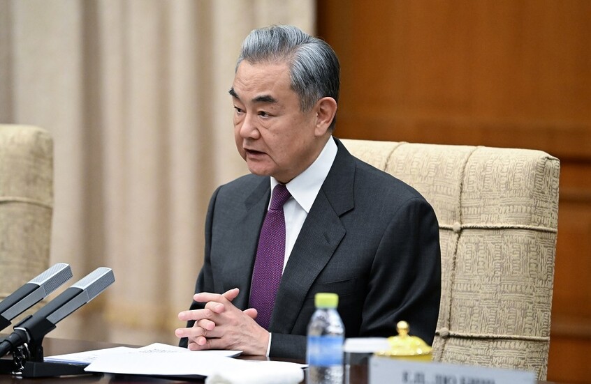 وانغ يي حول الصراع في الشرق الأوسط: قوة القبضة القوية لا تعني بالضرورة قوة الحجة