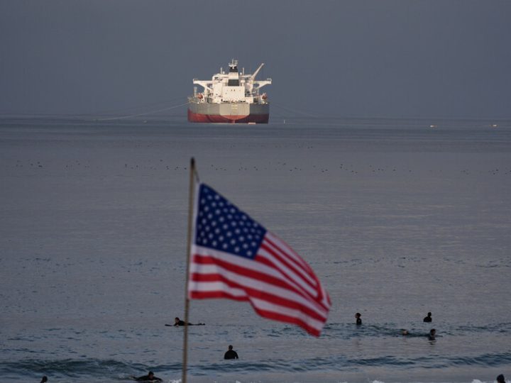 “رويترز”: إدارة ترامب تدرس تخفيف العقوبات المفروضة على النفط الروسي