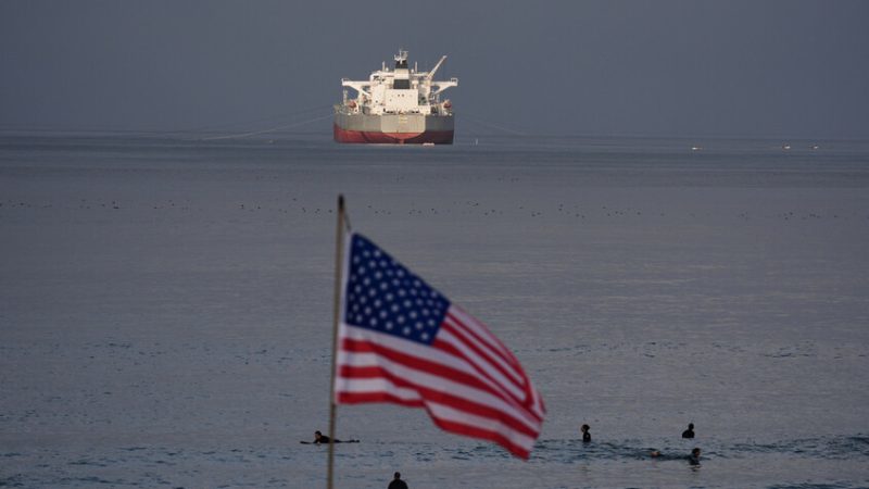 “رويترز”: إدارة ترامب تدرس تخفيف العقوبات المفروضة على النفط الروسي