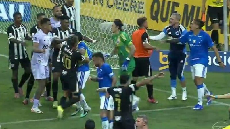 23 بطاقة حمراء.. مشاجرة عنيفة بين اللاعبين في مباراة نهائية بالبرازيل (فيديو)