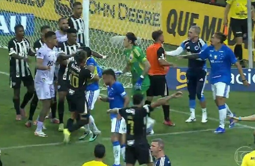 23 بطاقة حمراء.. مشاجرة عنيفة بين اللاعبين في مباراة نهائية بالبرازيل (فيديو)
