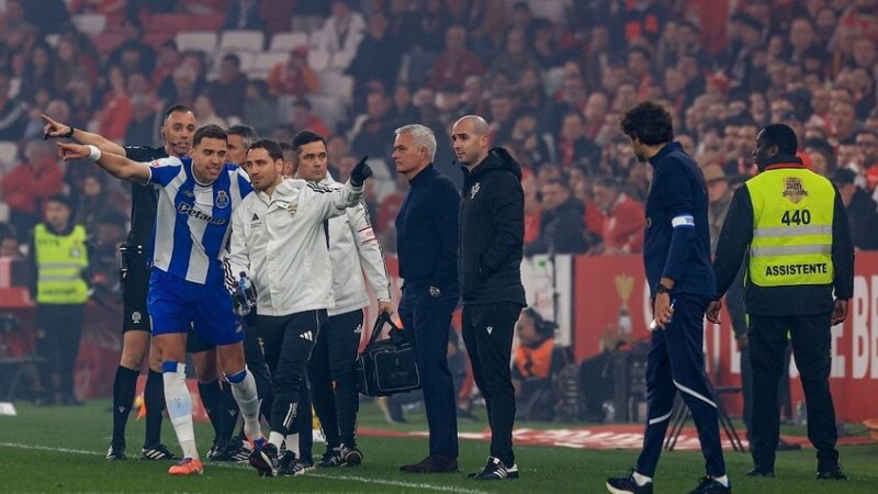 خائن لأي شيء؟.. مورينيو يشن هجوما لاذعا على مدرب وجماهير بورتو