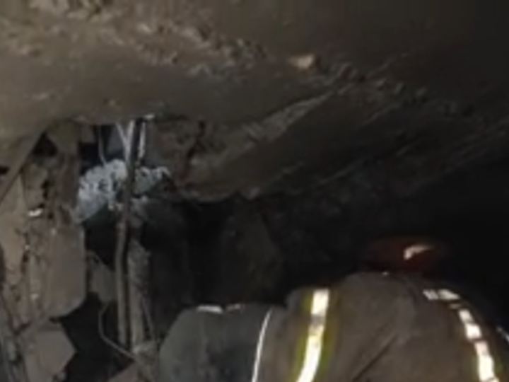 مقتل 5 مدنيين بينهم طفلة في هجمات إسرائيلية أمريكية على منازل في أراك وطهران (فيديو)