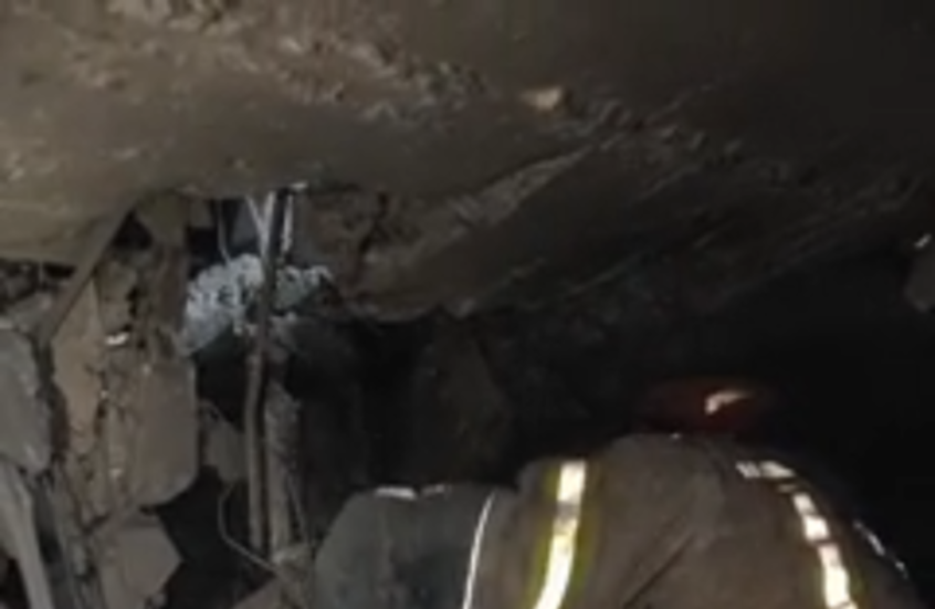 مقتل 5 مدنيين بينهم طفلة في هجمات إسرائيلية أمريكية على منازل في أراك وطهران (فيديو)