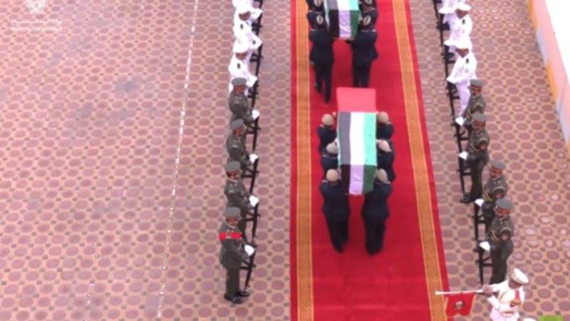 الدفاع الإماراتية تشيع طيارين في جنازة عسكرية بأبوظبي