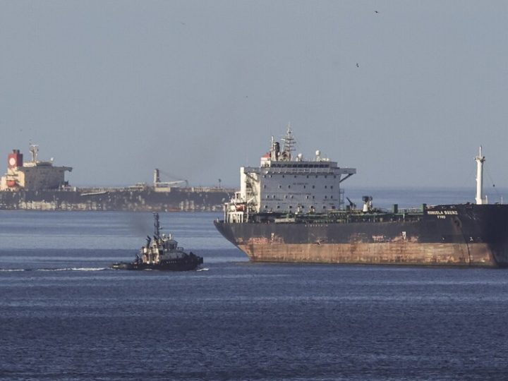 “بلومبرغ” تكشف عمن يعبر ومن يمنع من المرور في مضيق هرمز