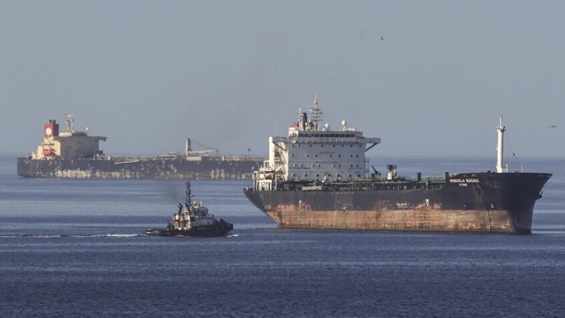 “بلومبرغ” تكشف عمن يعبر ومن يمنع من المرور في مضيق هرمز