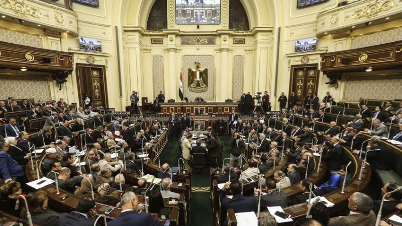 برلماني مصري يطالب بمساءلة الحكومة بعد قرارات مفاجئة صدمت المواطنين