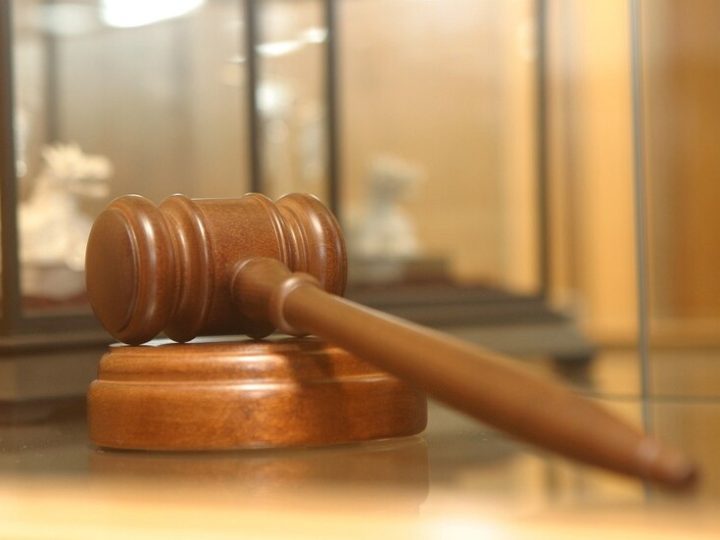 القضاء الروسي يصدر حكمه على صحفية أوكرانية بتهمة الاعتداء على سفير روسي