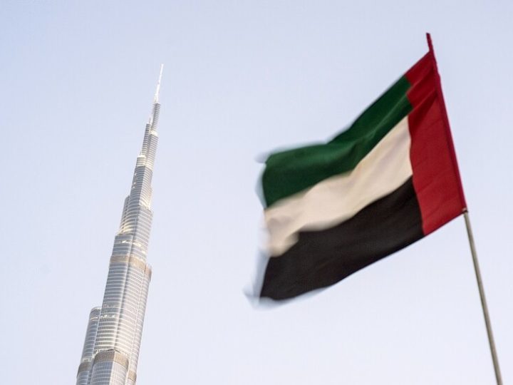 الدفاع الإماراتية تفيد بمقتل 6 أشخاص نتيجة هجمات إيرانية منذ 28 فبراير