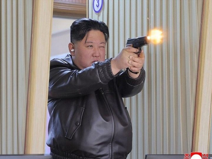 كيم جونغ أون وابنته يختبران مسدسات حديثة في مصنع للذخيرة (صور)