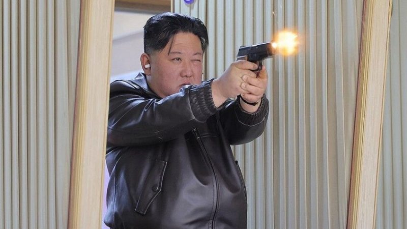 كيم جونغ أون وابنته يختبران مسدسات حديثة في مصنع للذخيرة (صور)