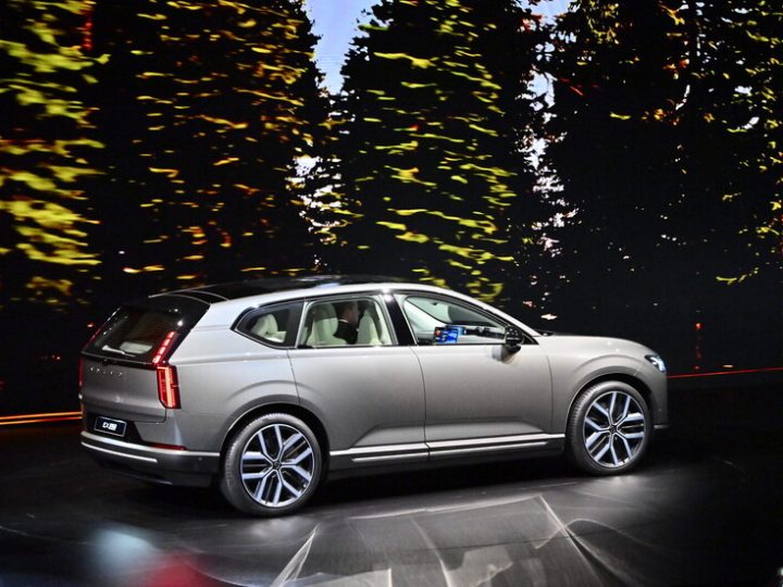 “فولكسفاغن” و”فولفو” تحذران: الصراع مع إيران يزيد قلق مشتري السيارات