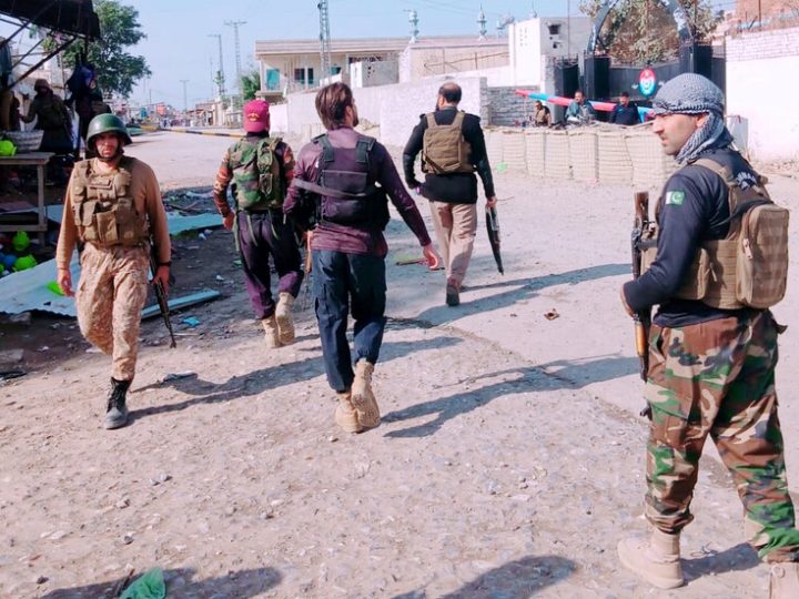 مقتل 6 من الشرطة شمال غرب باكستان بتفجير استهدفهم