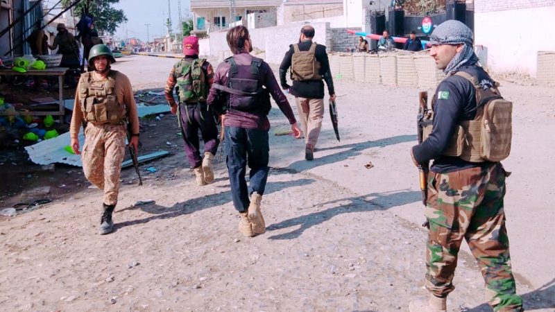 مقتل 6 من الشرطة شمال غرب باكستان بتفجير استهدفهم