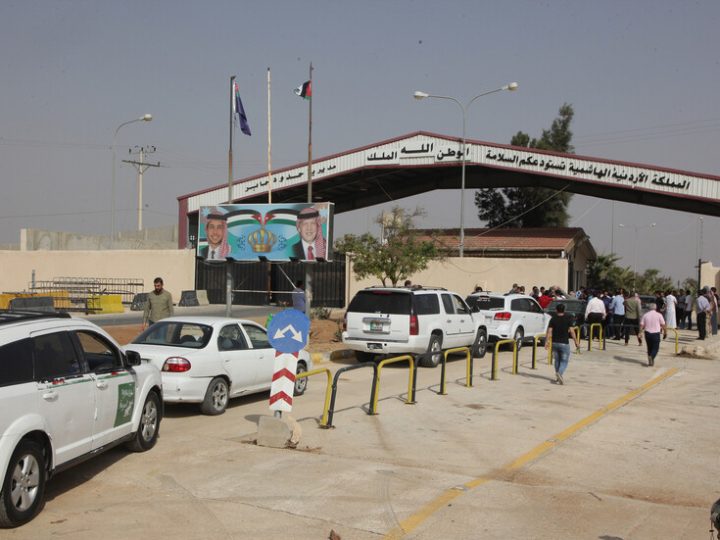 سوريا.. توتر وفوضى عند معبر نصيب الحدودي بعد قرار السماح بدخول الشاحنات الأردنية (فيديو)