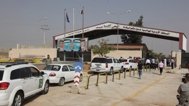 سوريا.. توتر وفوضى عند معبر نصيب الحدودي بعد قرار السماح بدخول الشاحنات الأردنية (فيديو)