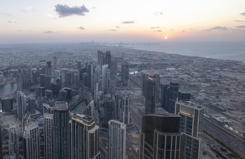 إصابة مبنى في الحي المالي بدبي بأضرار عقب هجوم