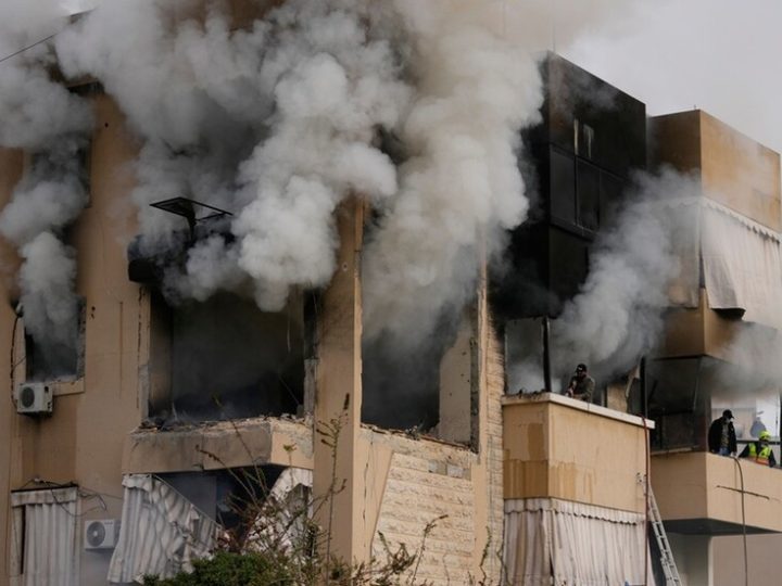 غارات إسرائيلية متواصلة تطال مناطق متعددة في لبنان.. قتلى ومفقودون وإصابة موقع لليونيفيل (فيديوهات)