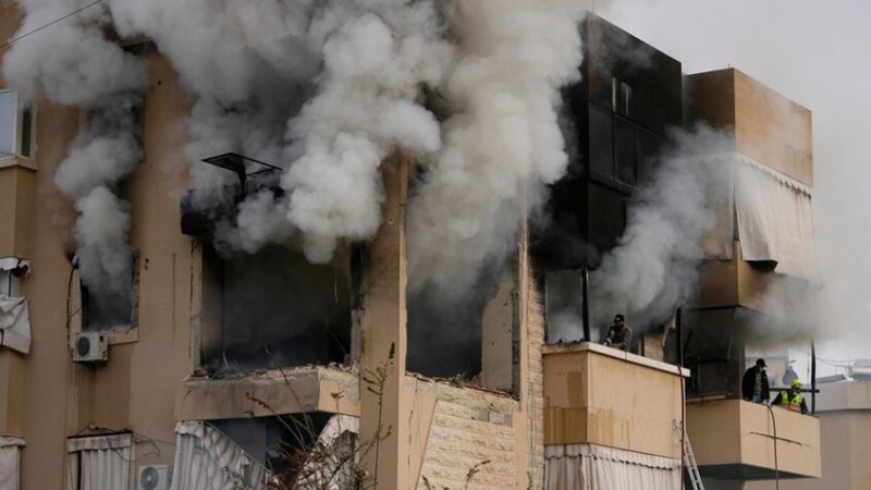 غارات إسرائيلية متواصلة تطال مناطق متعددة في لبنان.. قتلى ومفقودون وإصابة موقع لليونيفيل (فيديوهات)