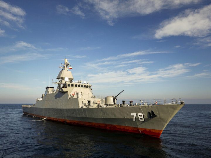 الجيش الإيراني يكشف تفاصيل مقتل 104 عسكريين بهجوم “إرهابي” أمريكي ويحذر البحرية الأمريكية