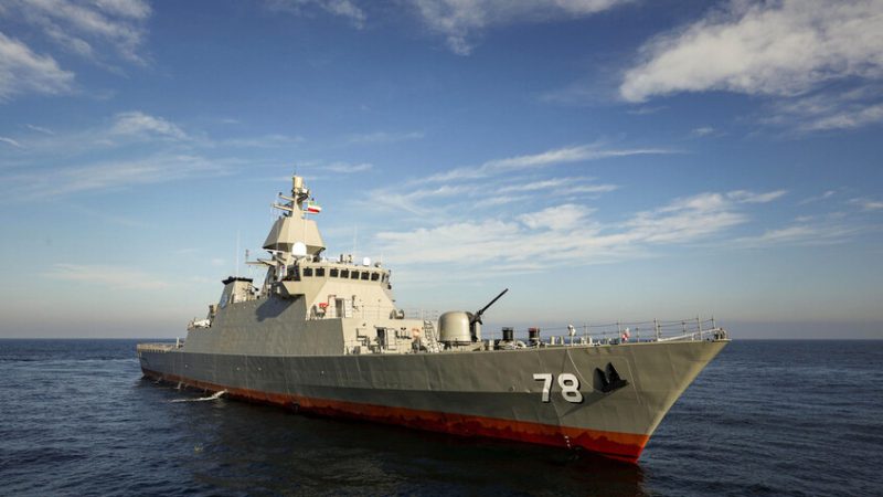 الجيش الإيراني يكشف تفاصيل مقتل 104 عسكريين بهجوم “إرهابي” أمريكي ويحذر البحرية الأمريكية