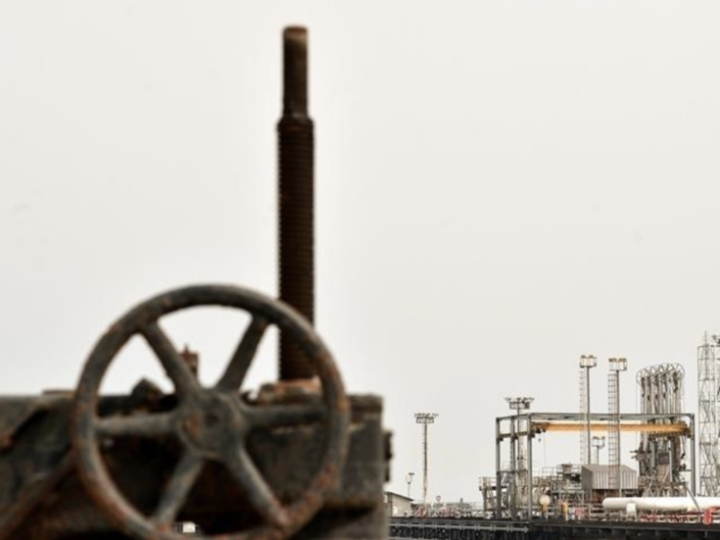 استمرار تحميل النفط من جزيرة خرج الإيرانية رغم القصف الأمريكي