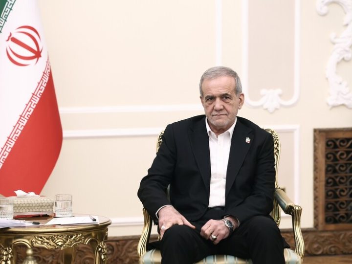 “تسنيم”: بزشكيان يبحث التطورات الإقليمية في اتصال هاتفي مع ماكرون