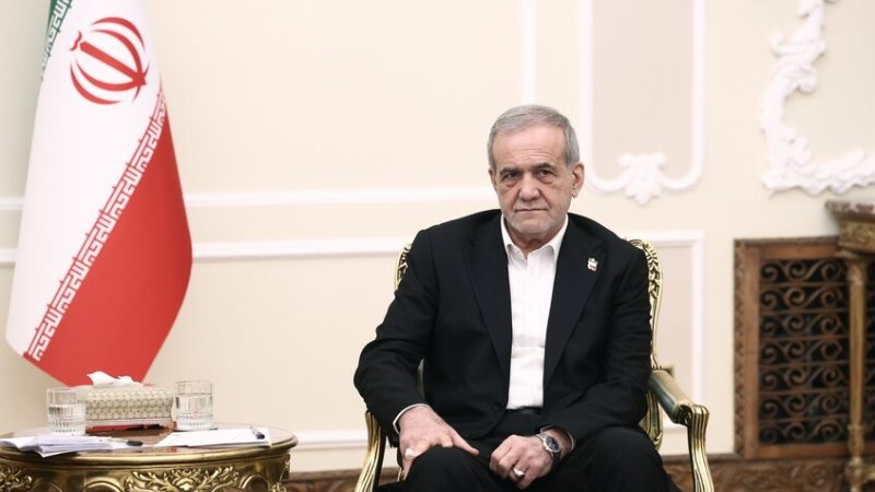 “تسنيم”: بزشكيان يبحث التطورات الإقليمية في اتصال هاتفي مع ماكرون