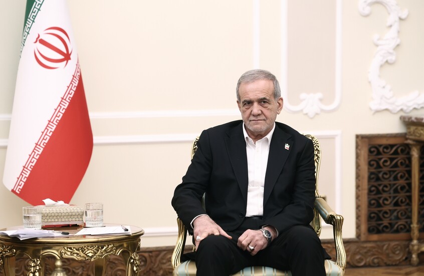 “تسنيم”: بزشكيان يبحث التطورات الإقليمية في اتصال هاتفي مع ماكرون