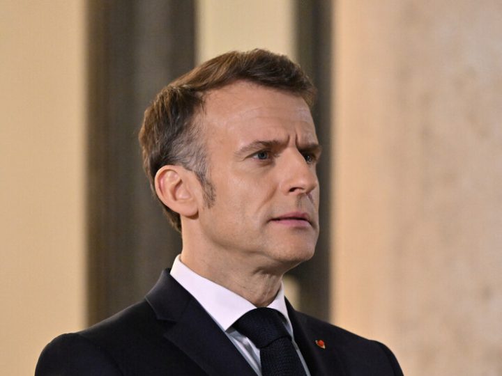 ماكرون يكشف تفاصيل مكالمته مع الرئيس الإيراني بزشكيان