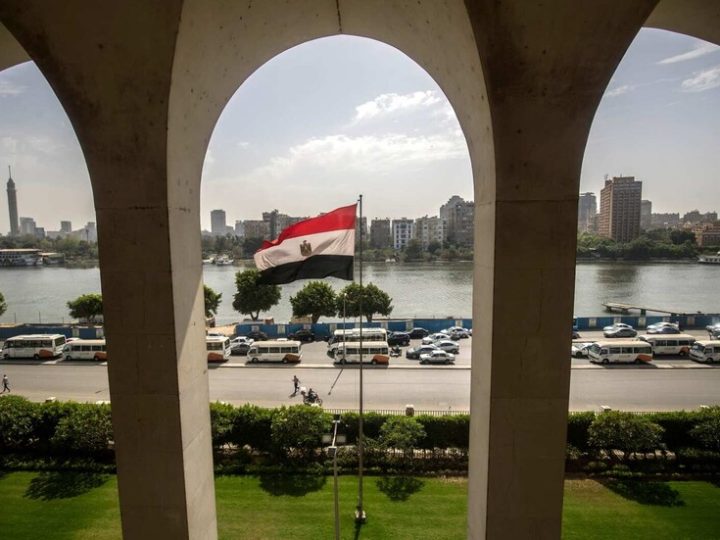 مصر تحذر من “تقويض حل الدولتين” وتدين إغلاق الأقصى