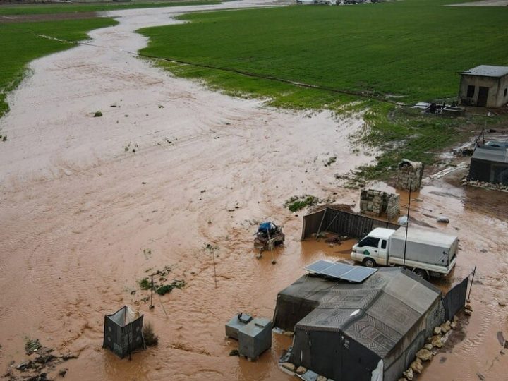 الفيضانات تعم شمال سوريا والأطفال أول ضحاياها