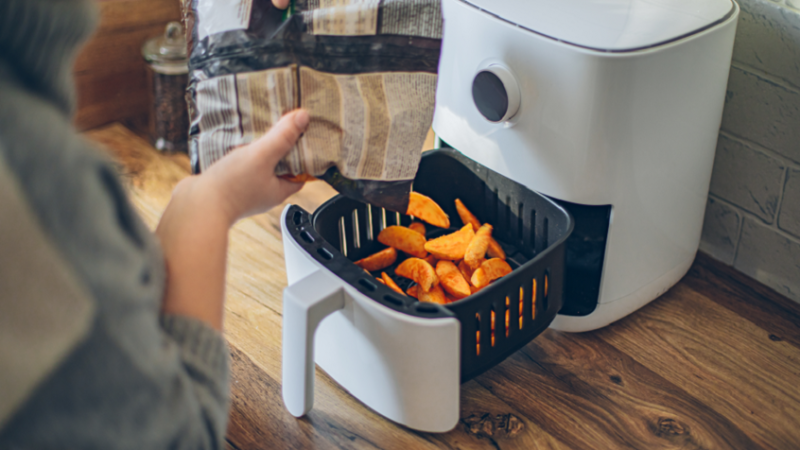 خطأ شائع في استخدام المقلاة الهوائية قد يكلف مطبخك غاليا