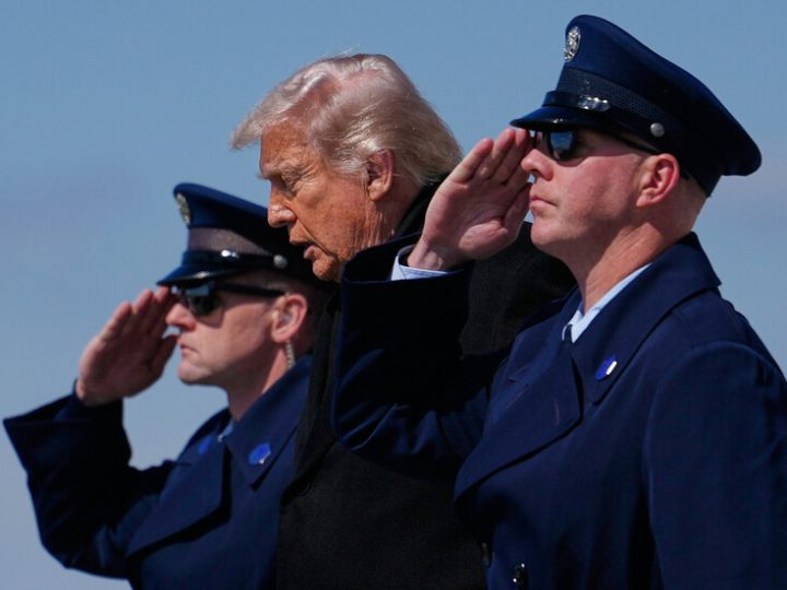 ترامب يستقبل جثث الجنود الأمريكيين الستة الذين قتلوا أثناء العملية ضد إيران