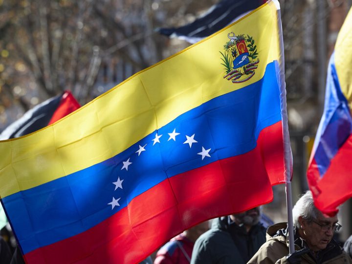 الولايات المتحدة تسمح بالتعاملات النفطية مع فنزويلا بشروط محددة