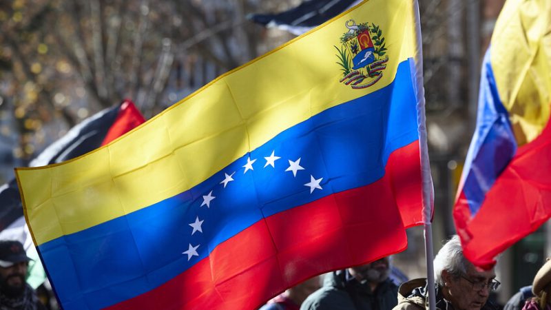 الولايات المتحدة تسمح بالتعاملات النفطية مع فنزويلا بشروط محددة
